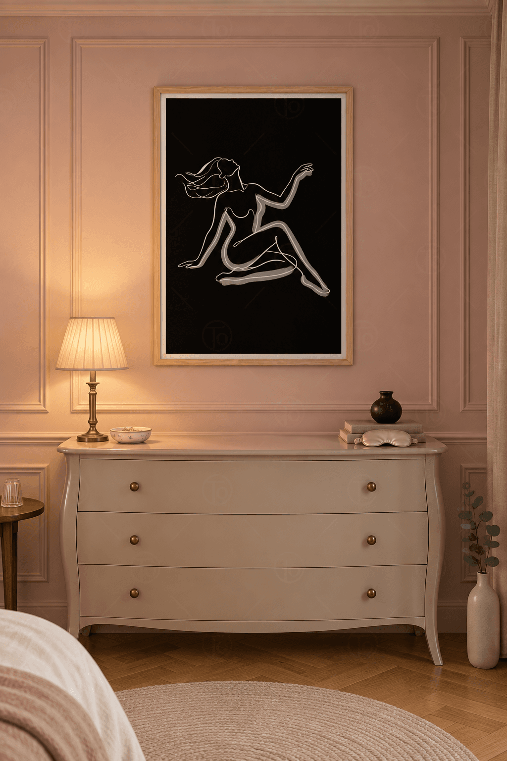 Ahşap çerçeveli line-art tablo — siyah zeminde beyaz çizgiyle oturan kadın figürü, havada bir kol ve savrulan saçlar
