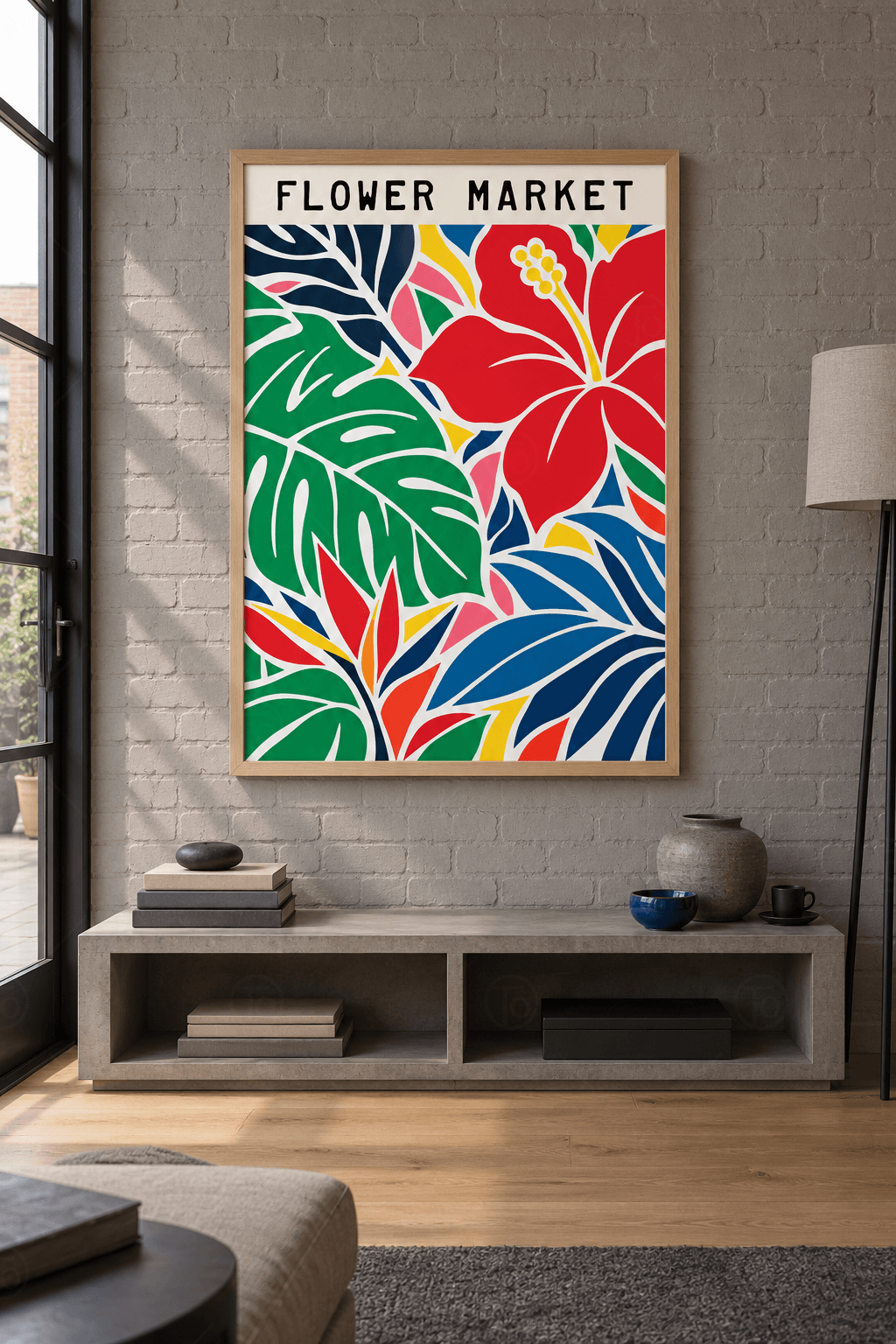Ahşap çerçeveli hibiskus tablosu — beyaz konturlu kırmızı hibiskus, yeşil monstera, lacivert ve mavi tropik yapraklar