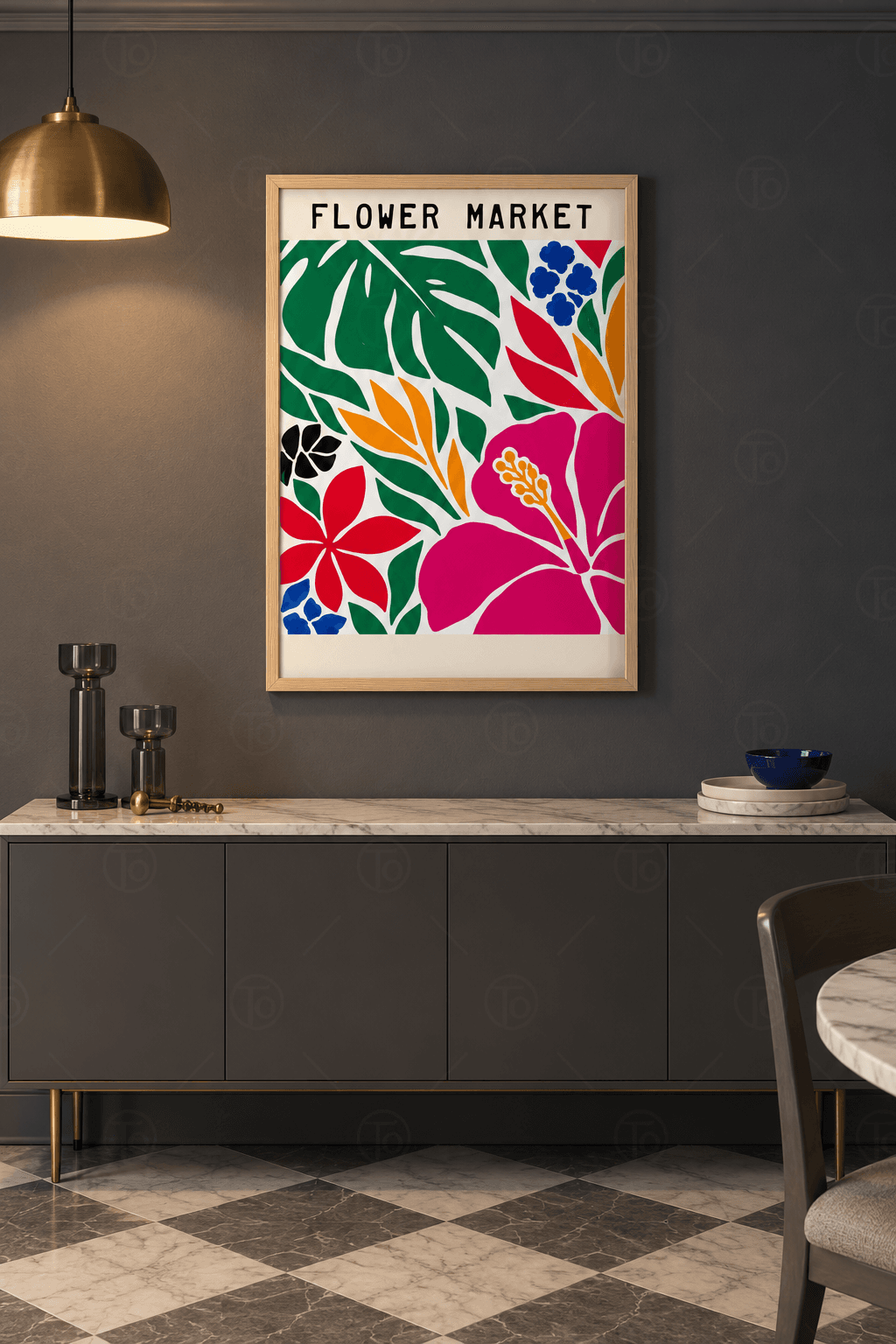 Ahşap çerçeveli kolaj tablosu — beyaz zeminde monstera, fuşya hibiskus, kırmızı çiçek ve kobalt çiçek kümeleri