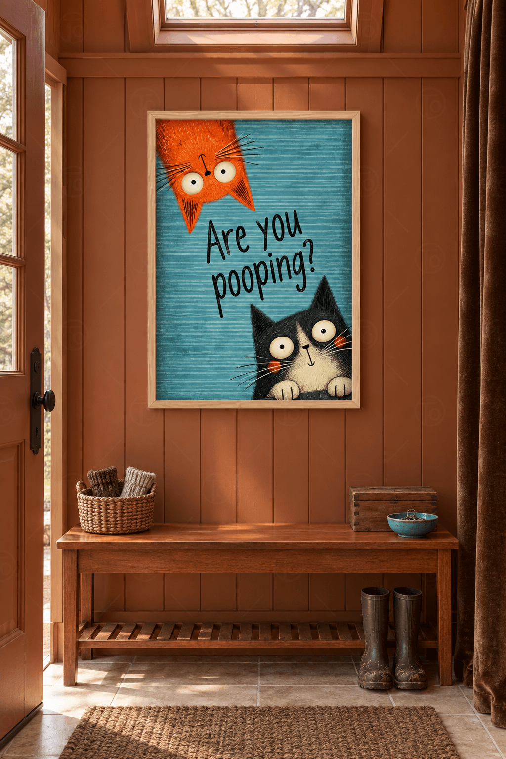Ahşap çerçeveli banyo tablosu — turkuaz zeminde Are you pooping? yazısı, baş aşağı turuncu kedi ve siyah-beyaz kedi