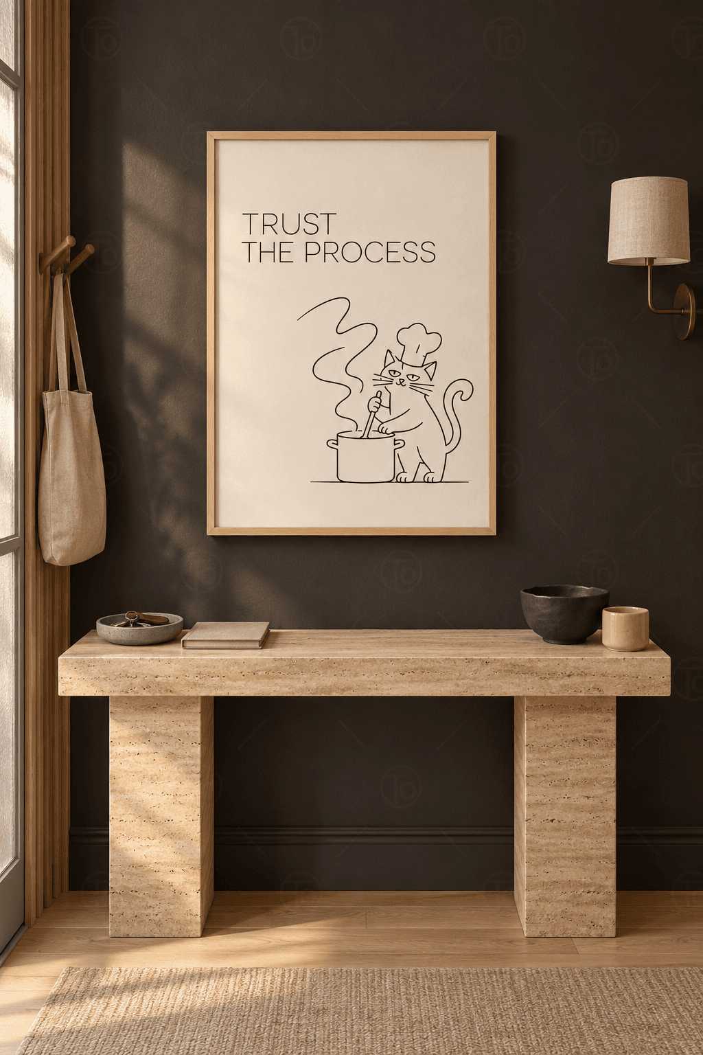 Ahşap çerçeveli line-art kedi tablosu — krem zeminde aşçı şapkalı kedi tencere karıştırıyor, üstte Trust the Process yazısı