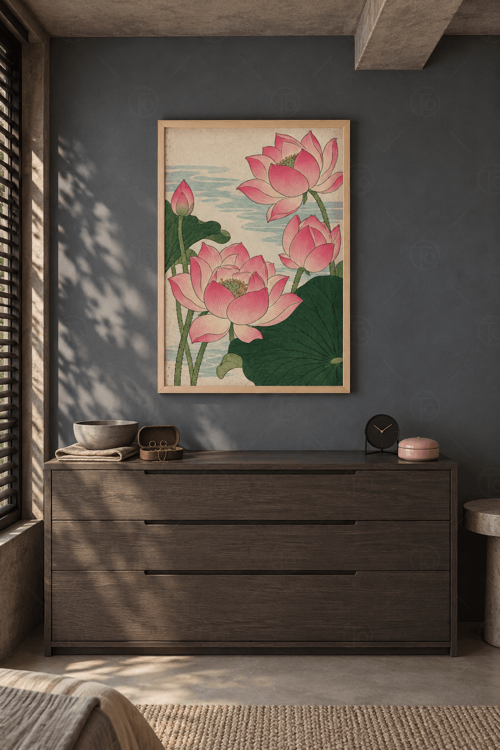 Ahşap çerçeveli lotus tablosu — krem zeminde mavi su kıvrımları önünde üç pembe lotus, bir tomurcuk ve iri yeşil yapraklar