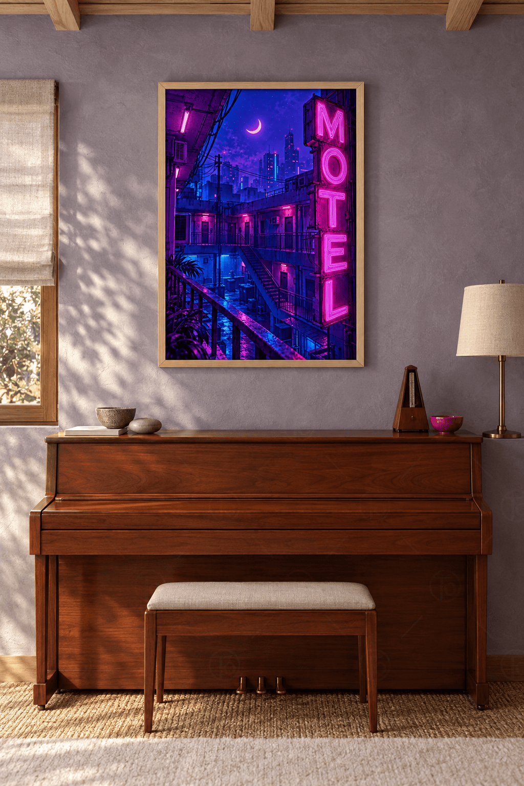 Ahşap çerçeveli neon motel tablosu — kutularda üst üste pembe MOTEL harfleri, iç avlulu bina, merdiven ve hilal