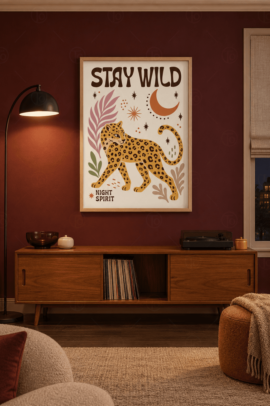 Ahşap çerçeveli leopar tablosu — krem zeminde Stay Wild yazısı, yürüyen benekli leopar, turuncu hilal ve pembe yaprak