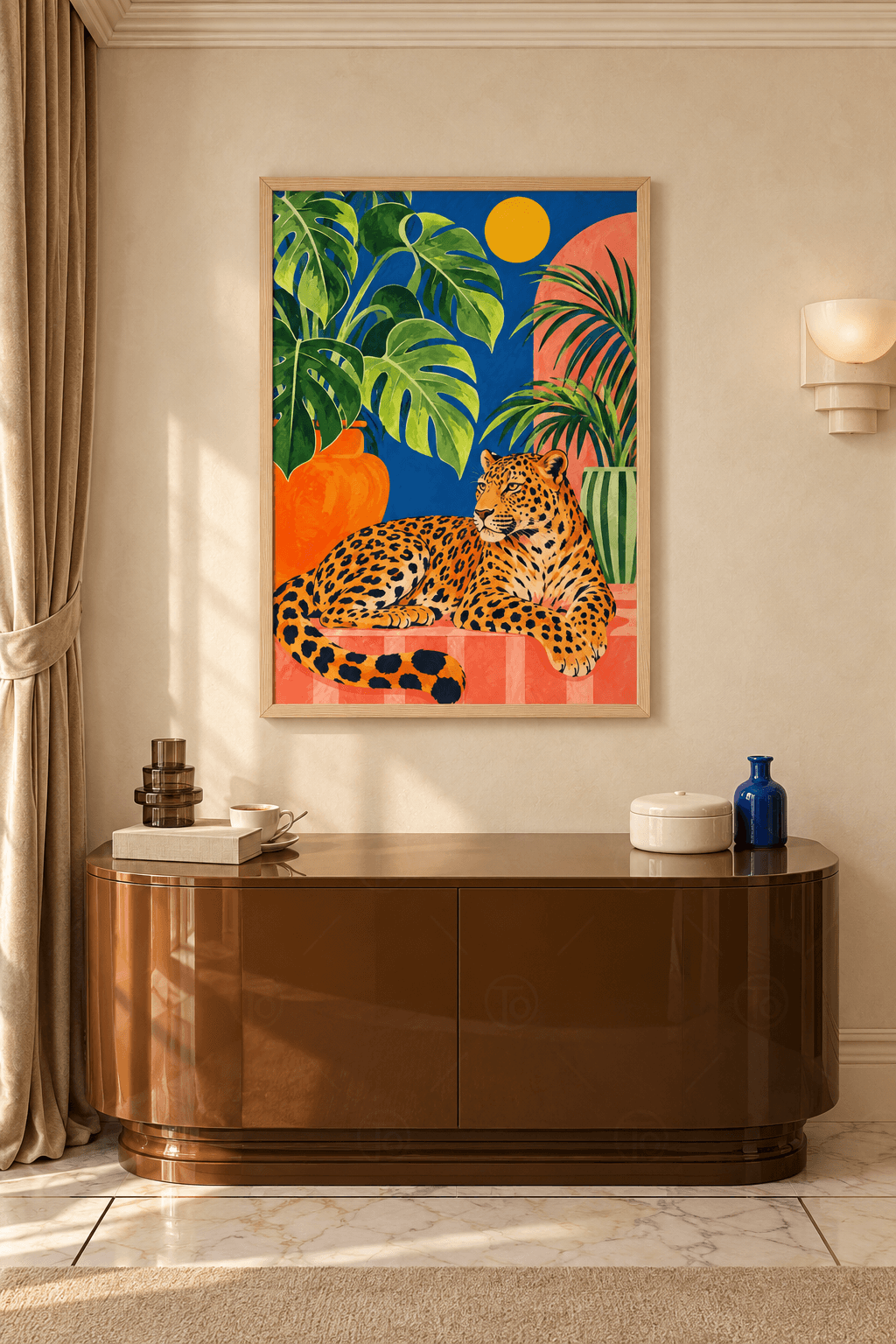 Ahşap çerçeveli leopar tablosu — pembe çizgili sekiye uzanan leopar, turuncu saksıda monstera, palmiye ve sarı güneş