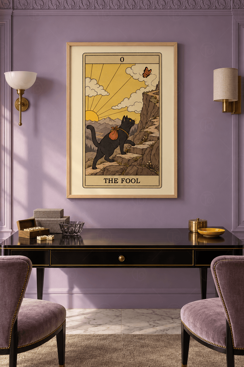 Ahşap çerçeveli The Fool kedi tablosu — sarı gökte güneş ışınları, turuncu kelebek ve taş basamaklarda bohçalı kara kedi