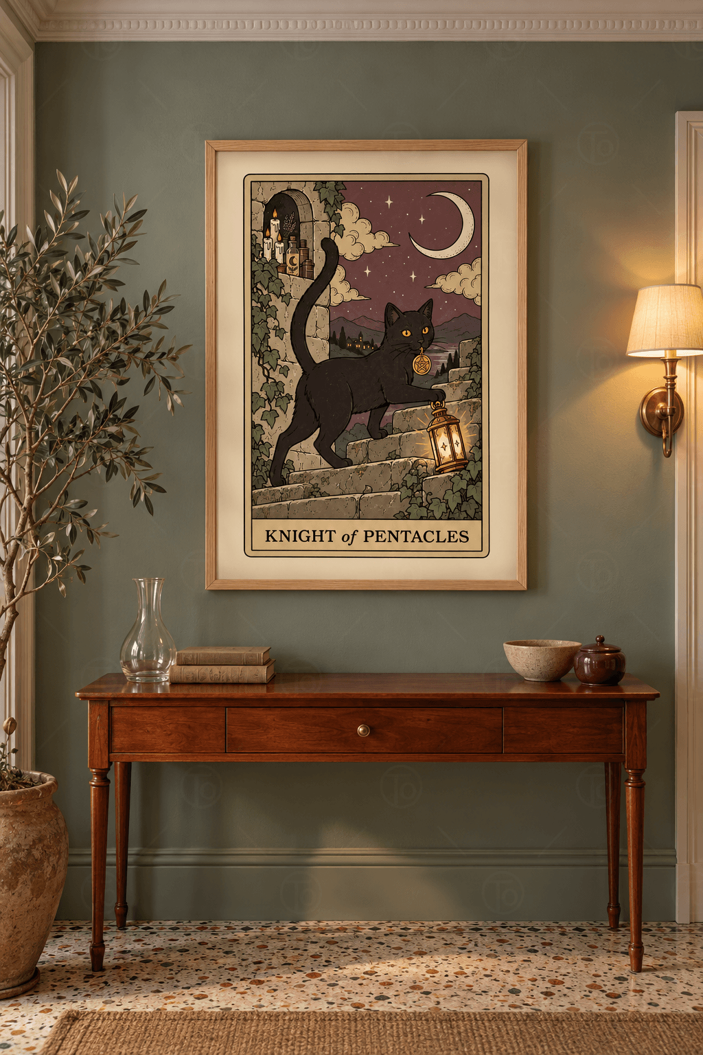 Ahşap çerçeveli Knight of Pentacles kedi tablosu — ağzında altın madalyonla fener taşıyan kara kedi ve mürdüm gökte hilal