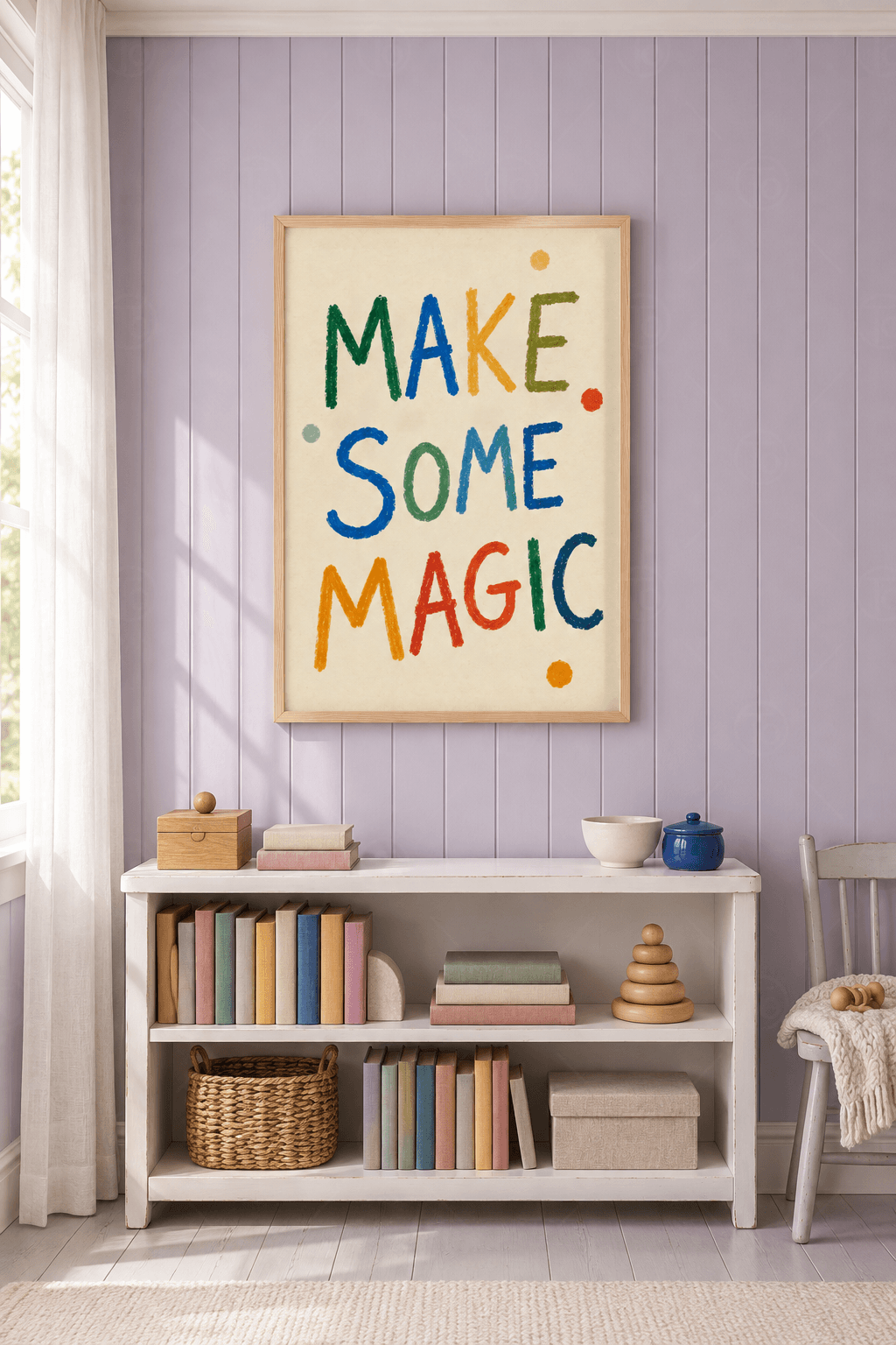 Ahşap çerçeveli afiş tablosu — krem kâğıda renkli pastel boya harflerle yazılmış Make Some Magic sözü ve dört nokta