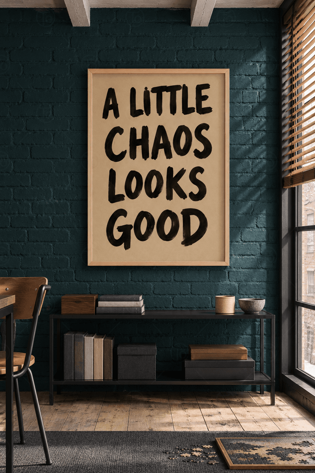 Ahşap çerçeveli tipografik tablo — kraft rengi zeminde siyah fırça harflerle dört satır A LITTLE CHAOS LOOKS GOOD