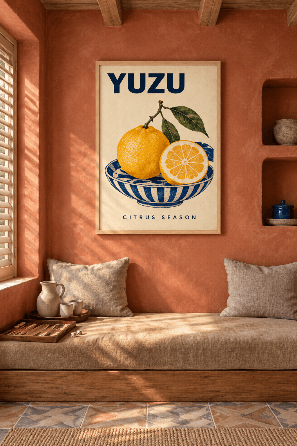 Ahşap çerçeveli yuzu tablosu — krem zeminde lacivert başlık ve çizgili kâsede bir bütün, bir yarım sarı yuzu