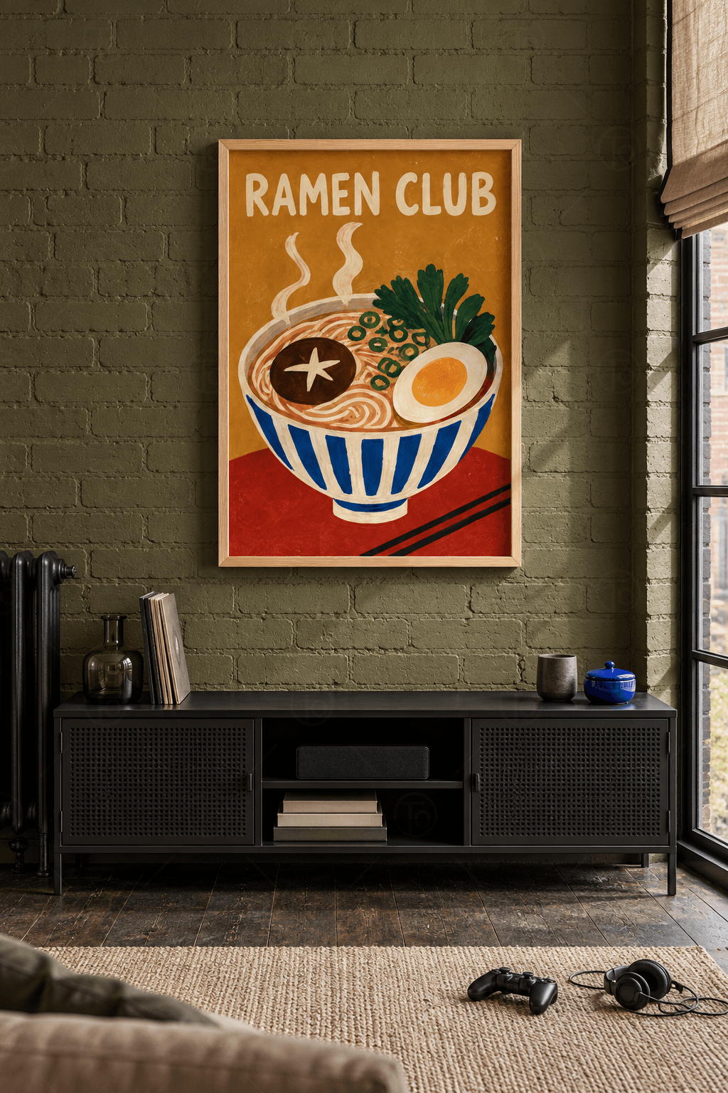 Ahşap çerçeveli ramen tablosu — hardal zeminde RAMEN CLUB yazısı, çizgili kâsede yumurtalı ve mantarlı ramen, çubuklar