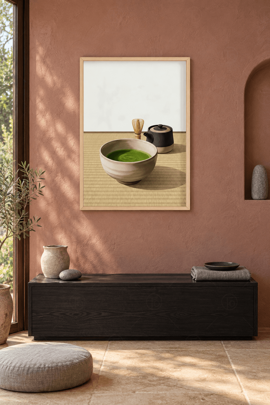 Ahşap çerçeveli matcha tablosu — tatami üstünde köpüklü yeşil çay dolu kase, bambu çırpıcı ve siyah-bej küçük kap