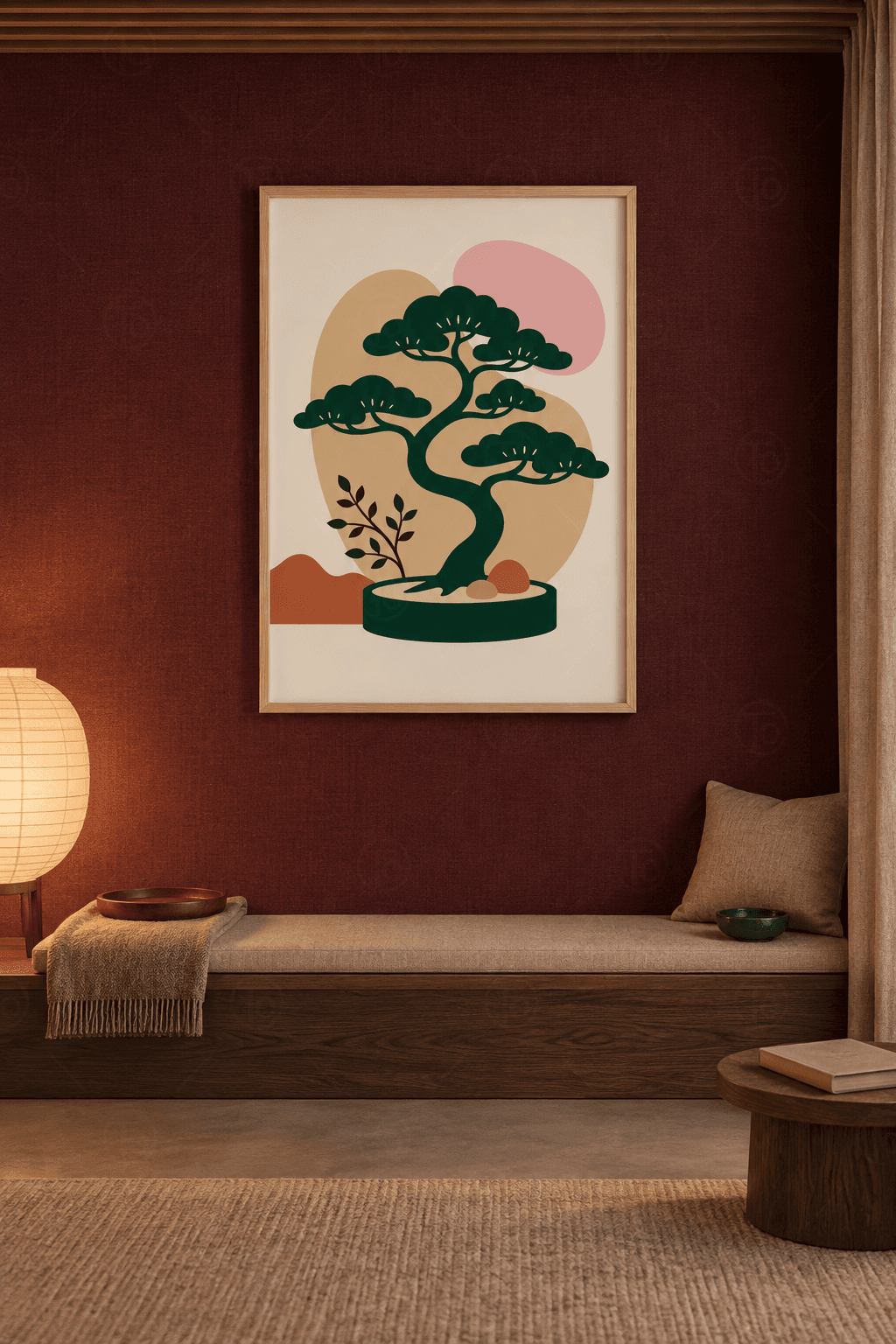 Ahşap çerçeveli bonsai tablosu — krem zeminde bej ve pembe lekeler önünde koyu yeşil bonsai çam, yuvarlak yeşil saksı