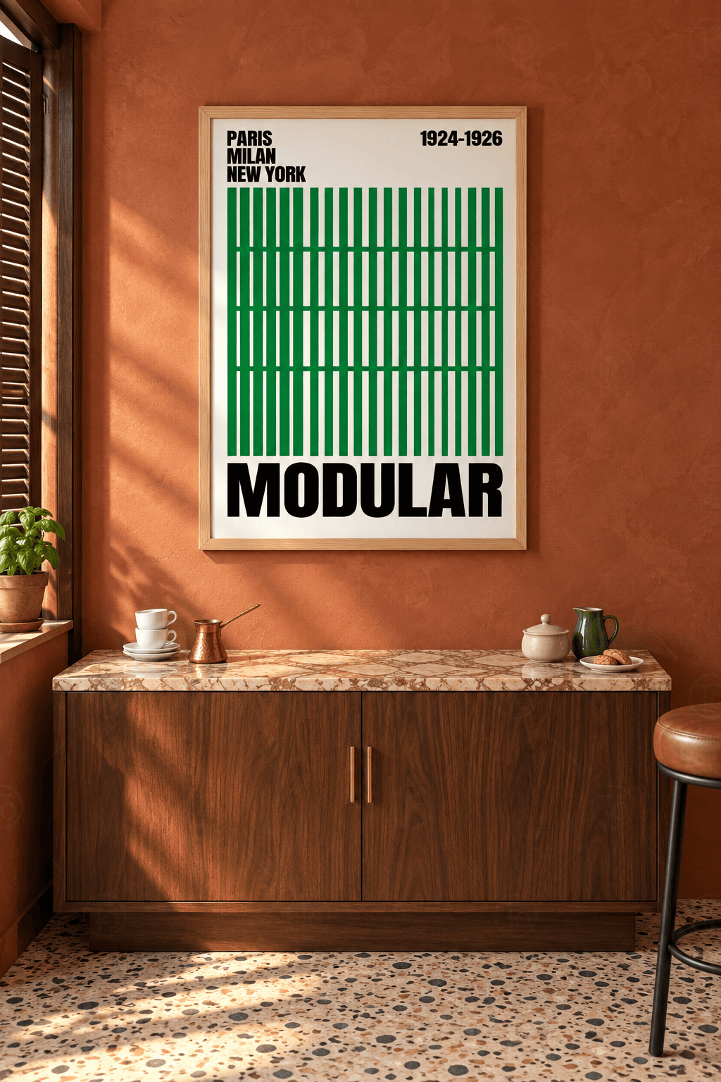Ahşap çerçeveli modüler afiş tablosu — beyaz zeminde ince enine bağlarla ızgara oluşturan yirmi yeşil dikey çubuk