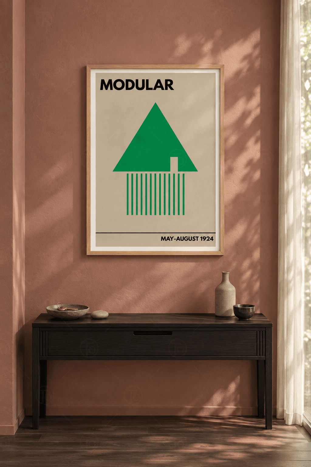 Ahşap çerçeveli üçgen poster tablosu — kum beji zeminde tabanı küçük kesikli yeşil üçgen ve altında on üç dikey çizgi