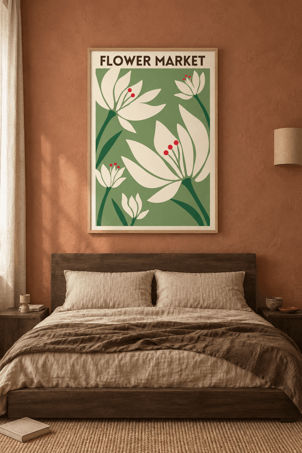 Ahşap çerçeveli zambak tablosu — adaçayı yeşili panoda kırmızı başçıklı krem zambaklar ve kapalı bir tomurcuk