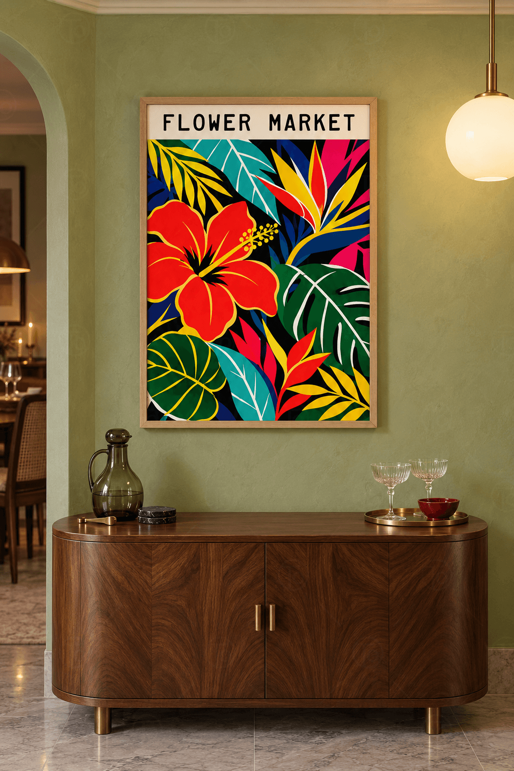 Ahşap çerçeveli hibiskus tablosu — siyah zeminde kırmızı hibiskus, cennet kuşu çiçeği, monstera ve turkuaz, sarı yapraklar