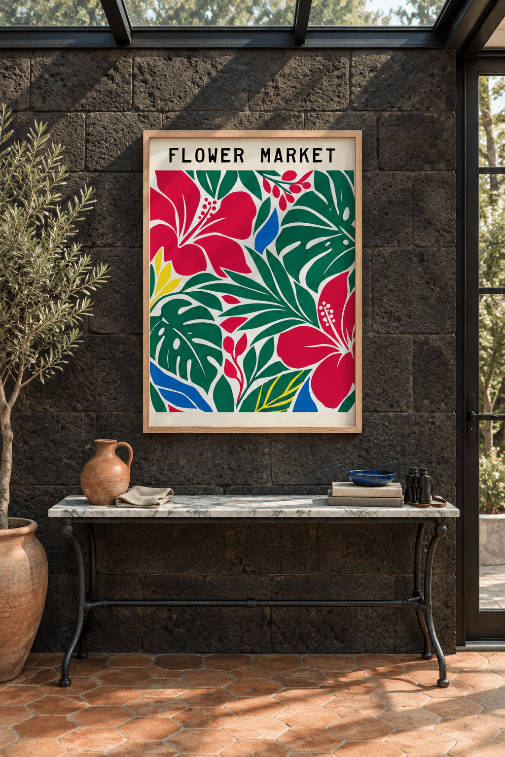 Ahşap çerçeveli hibiskus tablosu — beyaz zeminde çapraz iki kırmızı-fuşya hibiskus ve iki monstera, mavi ve sarı parçalar