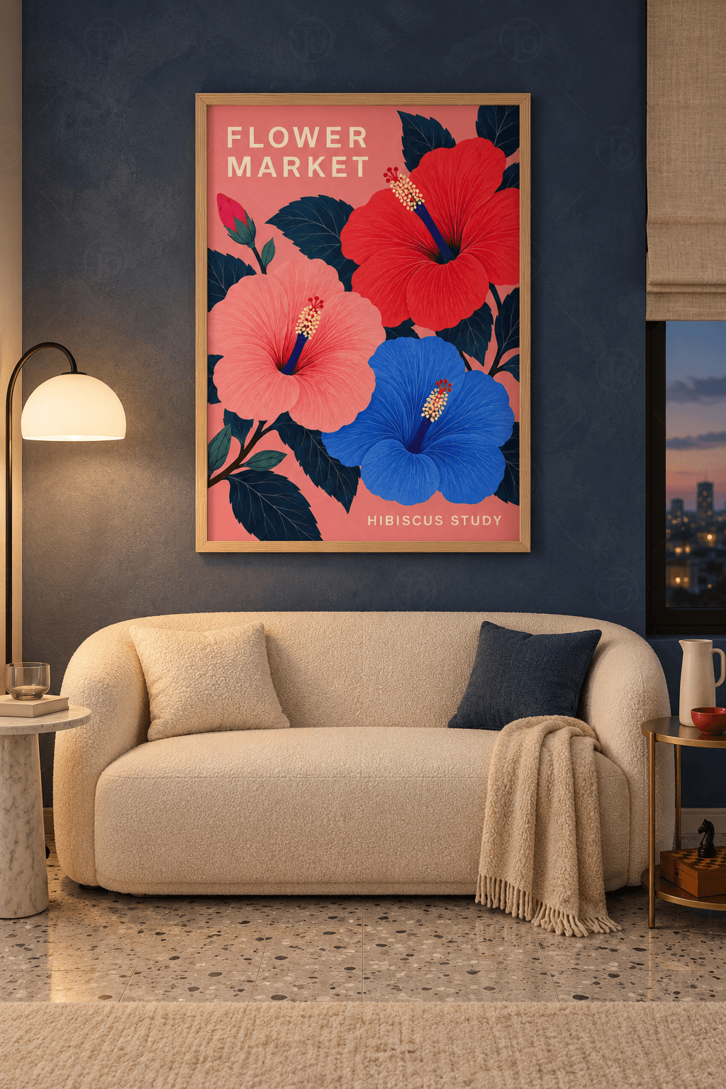 Ahşap çerçeveli hibiskus tablosu — pembe zeminde kırmızı, somon ve kobalt mavisi üç hibiskus ve lacivert yapraklar