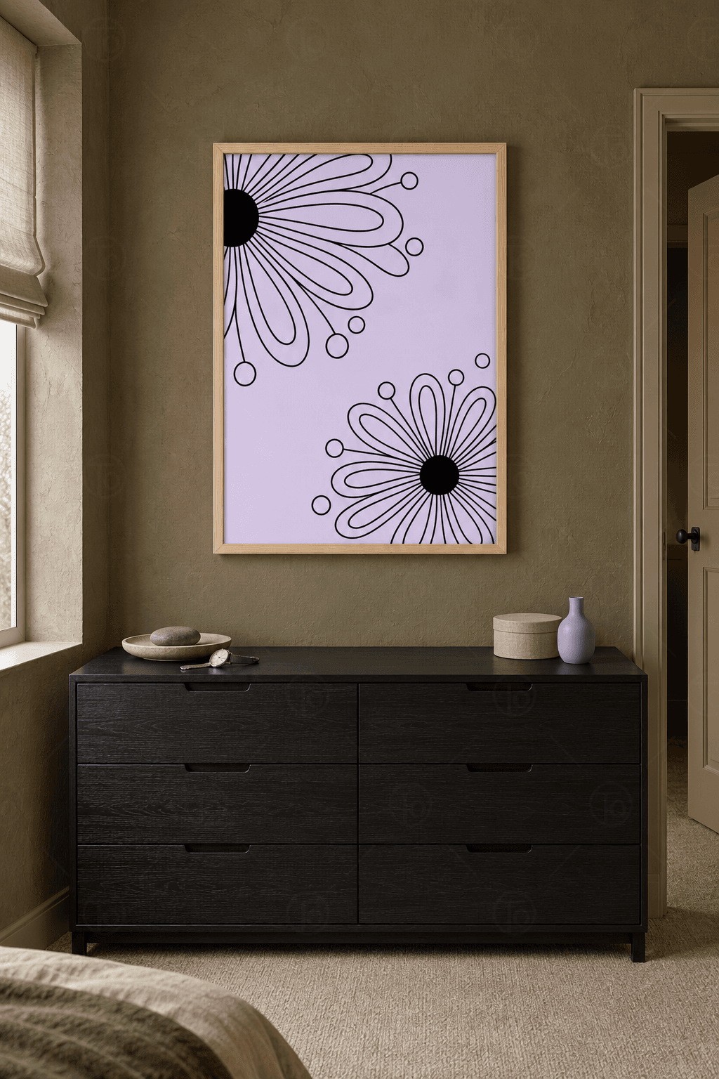 Ahşap çerçeveli line-art çiçek tablosu — açık lila zeminde sol üst ve sağ alt köşeden giren iki siyah çizgi çiçek