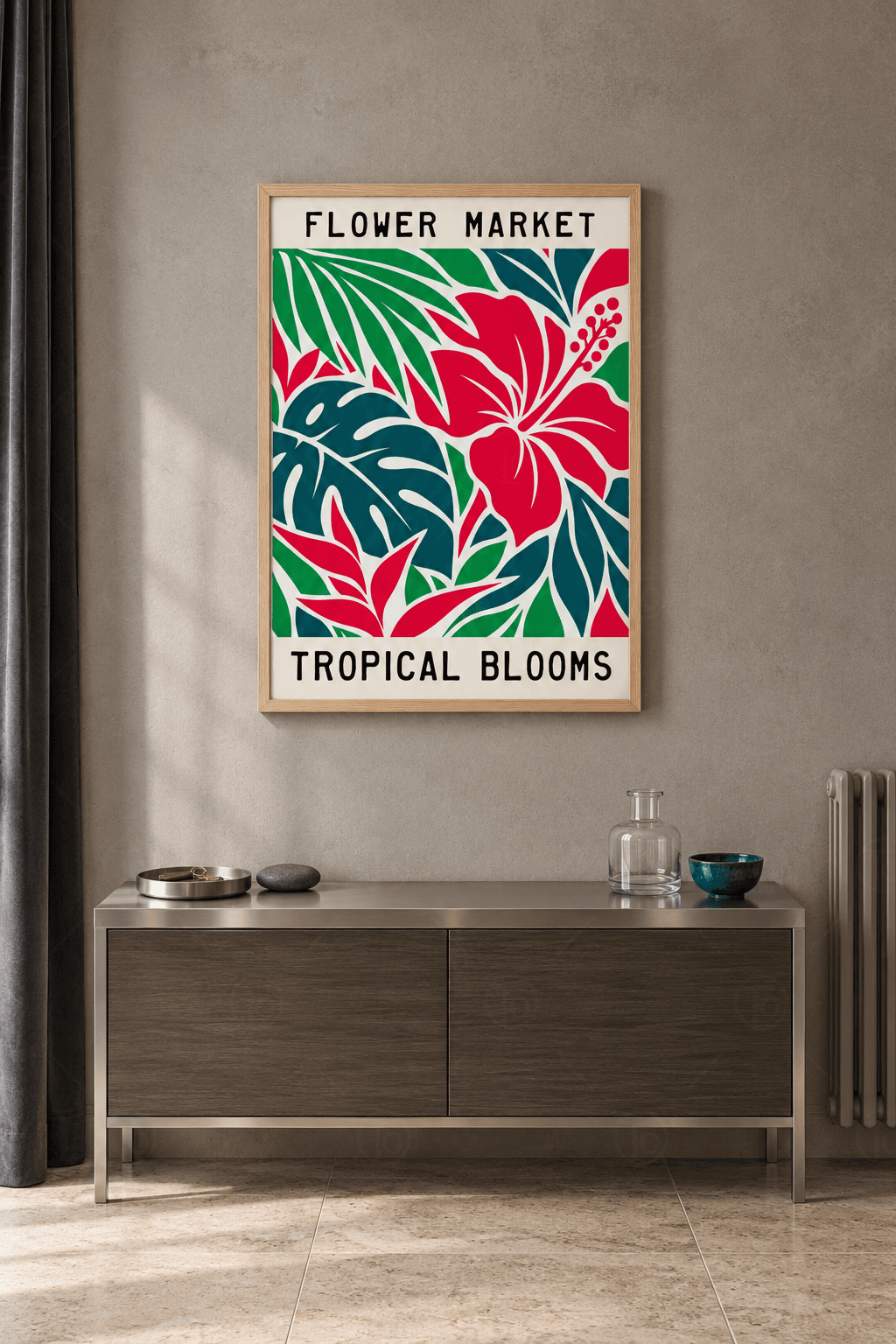 Ahşap çerçeveli hibiskus tablosu — krem zeminde kırmızı hibiskus, petrol yeşili monstera ve yeşil palmiye yaprakları