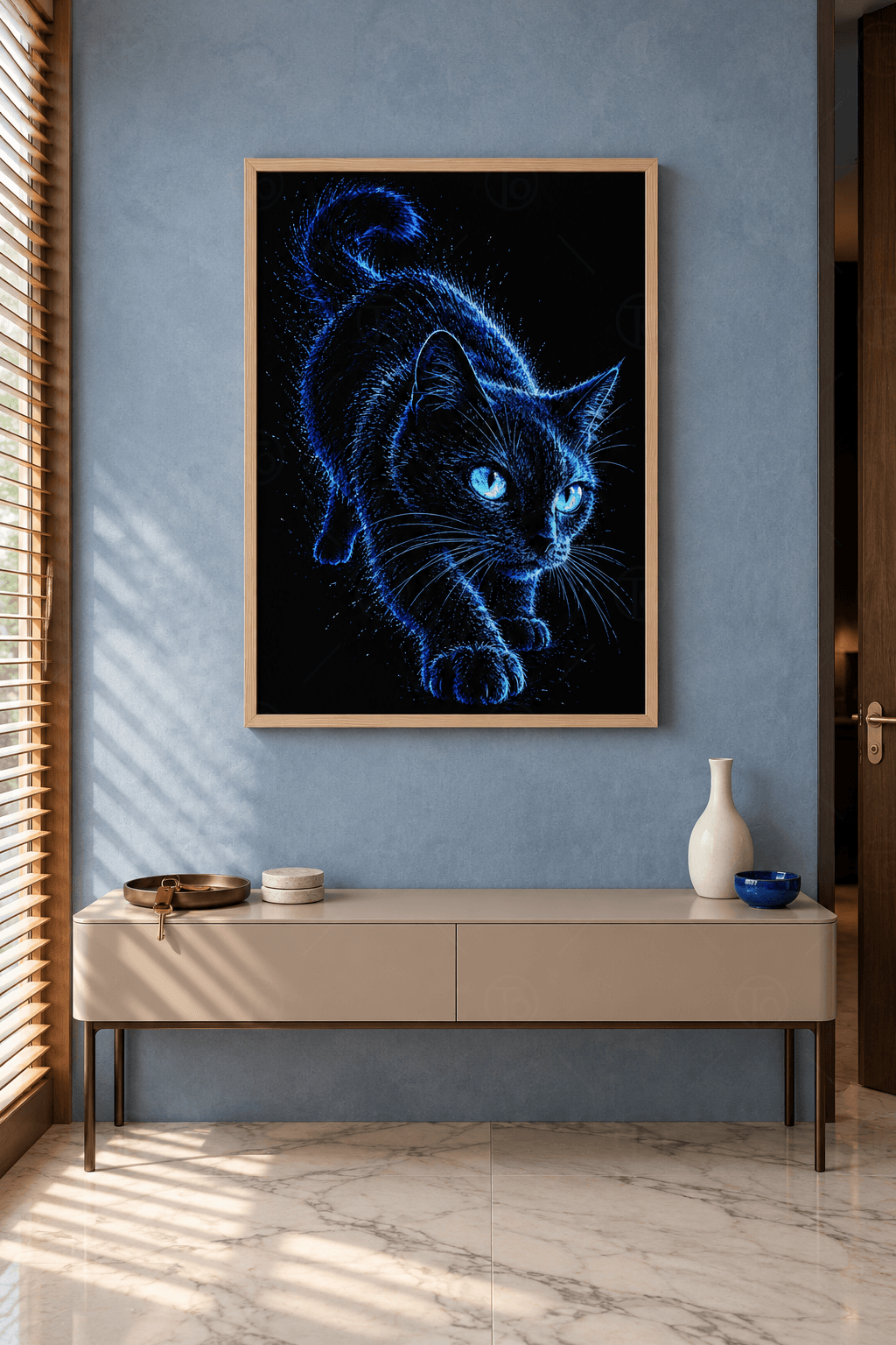 Ahşap çerçeveli kedi tablosu — siyah zeminde elektrik mavisi çizgilerle çizilmiş, turkuaz gözlü yürüyen kara kedi
