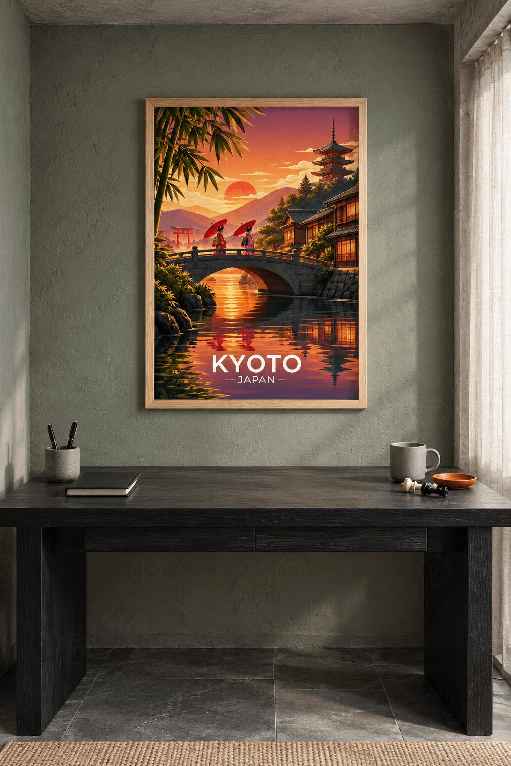 Ahşap çerçeveli Kyoto tablosu — gün batımında taş köprüde kırmızı şemsiyeli iki kadın, pagoda ve ahşap evler