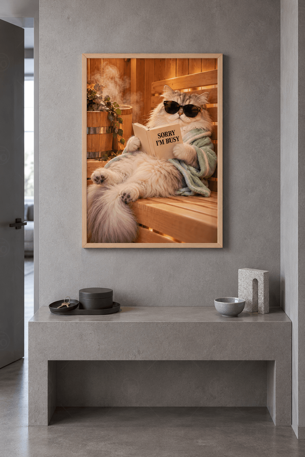 Ahşap çerçeveli kedi tablosu — saunada güneş gözlüklü, nane yeşili bornozlu kedi elinde Sorry I'm Busy kitabı