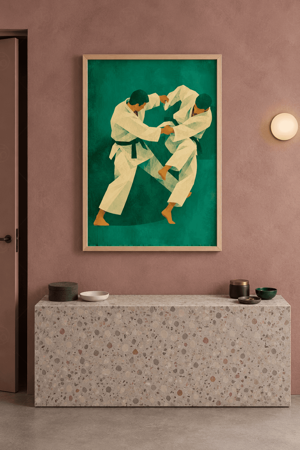 Ahşap çerçeveli judo tablosu — koyu yeşil zeminde birbirinin kolunu kavrayan beyaz kıyafetli, siyah kuşaklı iki judocu