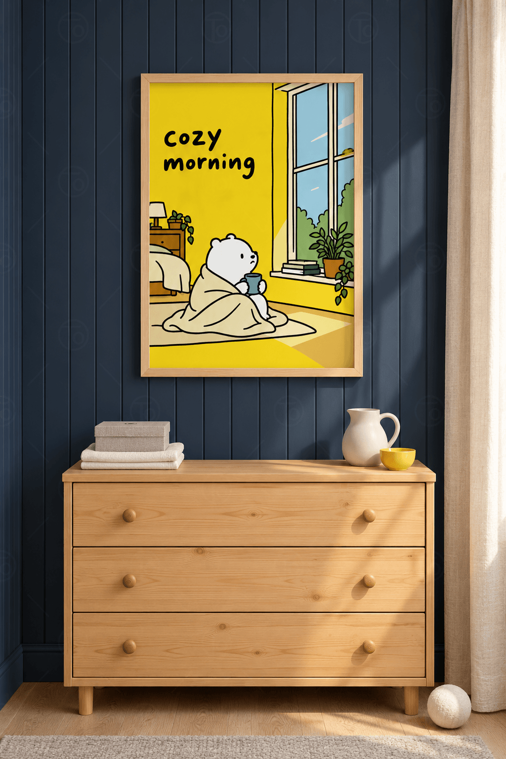 Ahşap çerçeveli ayı tablosu — sarı odada battaniyeye sarınıp mavi kupa tutan beyaz ayıcık ve cozy morning yazısı