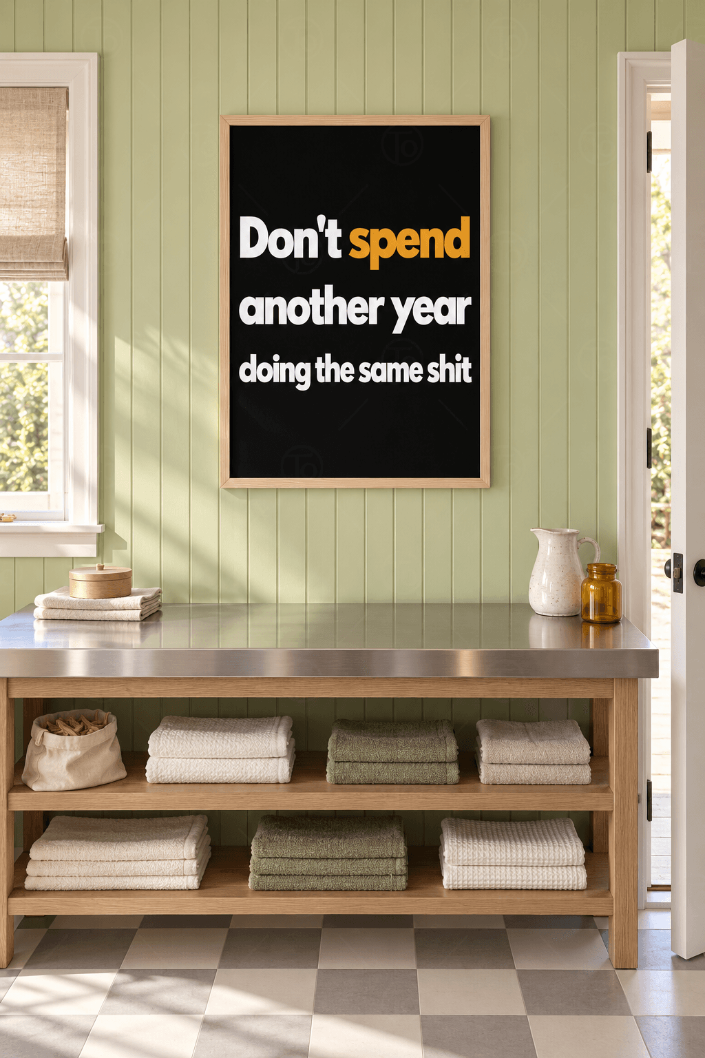 Ahşap çerçeveli motivasyon tablosu — siyah zeminde beyaz harflerle Don't Spend Another Year yazısı ve turuncu vurgu