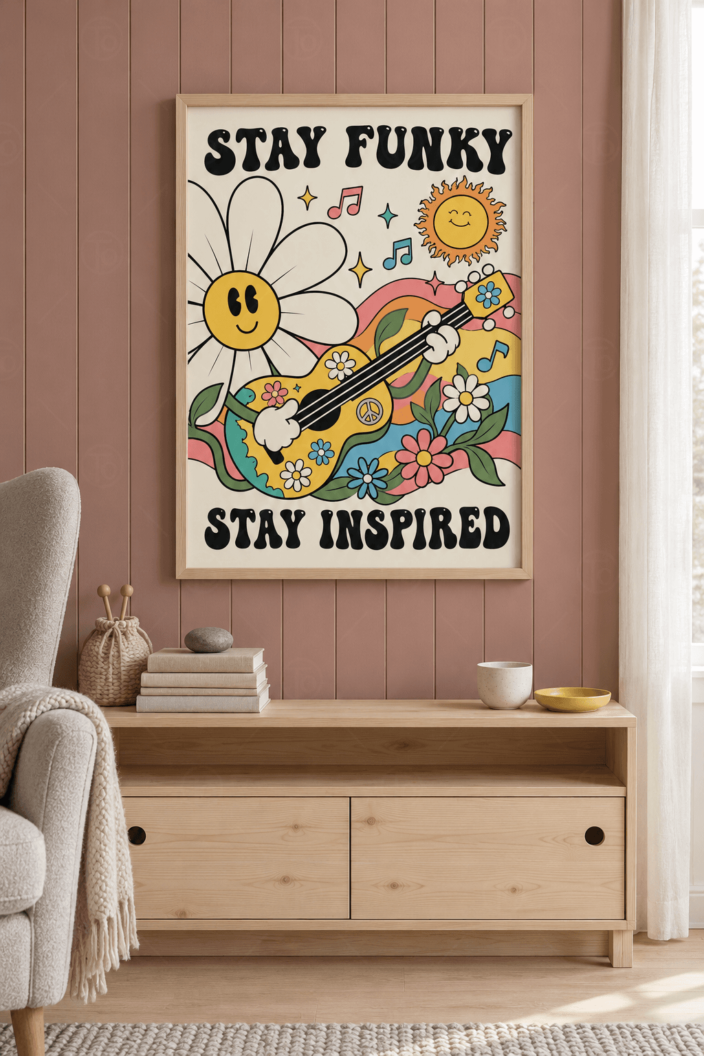 Ahşap çerçeveli groovy papatya tablosu — sarı gitar çalan gülen papatya, notalar, güneş ve Stay Funky Stay Inspired yazısı