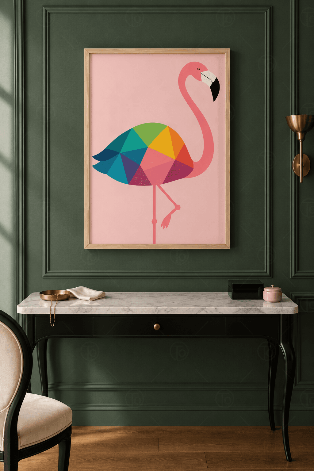 Ahşap çerçeveli flamingo tablosu — toz pembe zeminde tek ayak üstünde duran, gövdesi renkli üçgenli flamingo