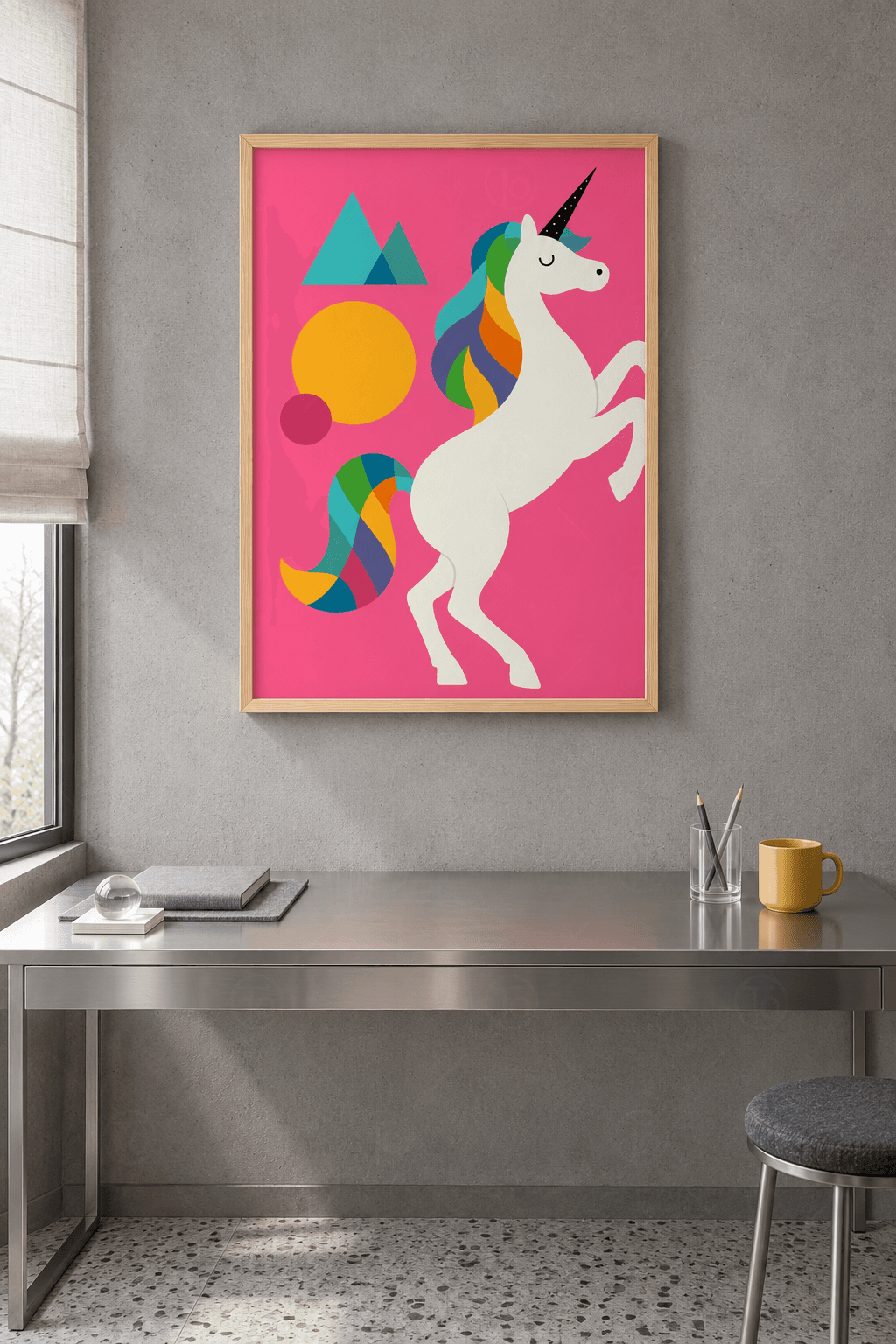 Ahşap çerçeveli unicorn tablosu — fuşya zeminde şahlanan, gökkuşağı yeleli beyaz unicorn ve geometrik şekiller