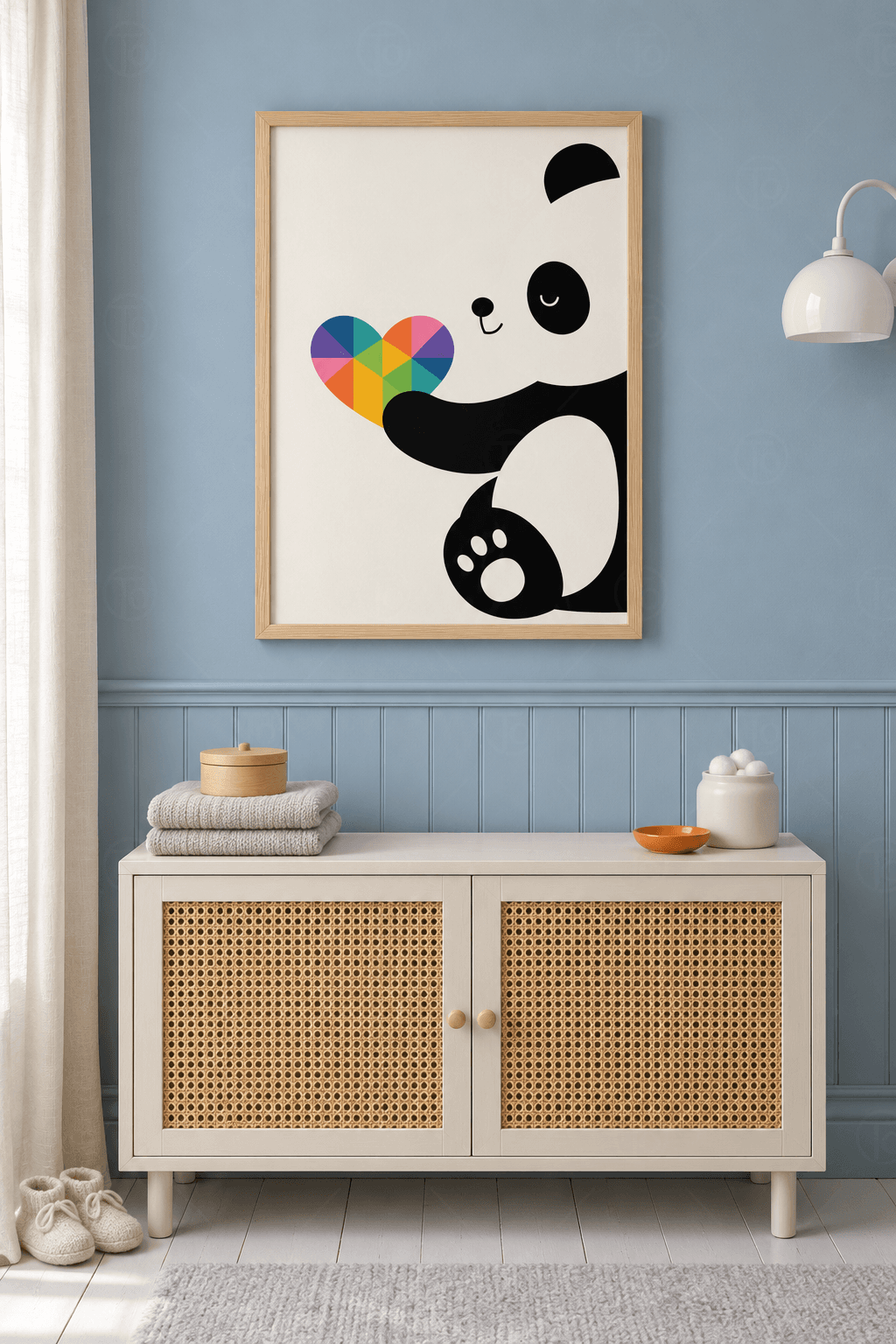 Ahşap çerçeveli panda tablosu — kırık beyaz zeminde renkli üçgenlerden kalp uzatan, gülümseyen panda