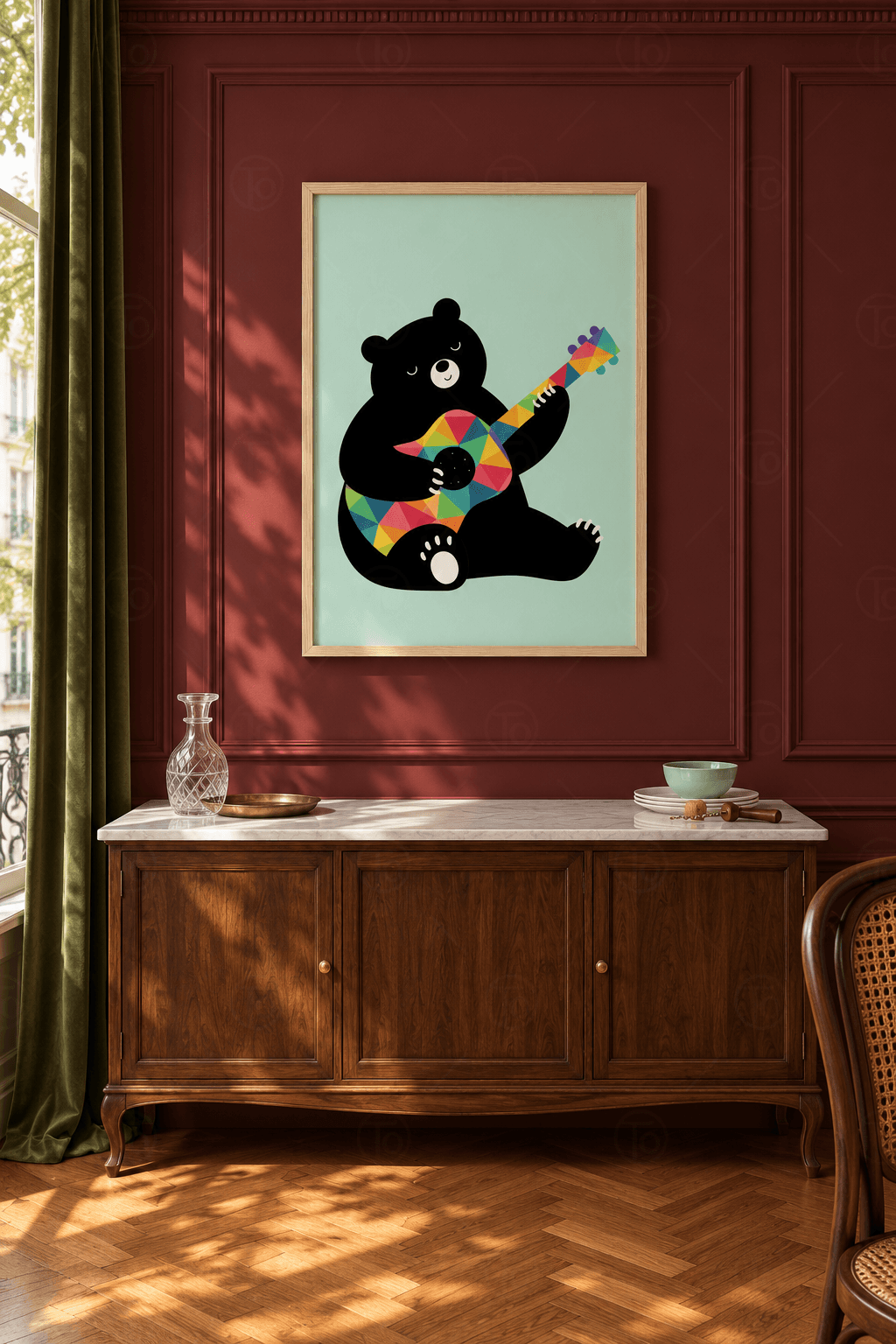 Ahşap çerçeveli ayı tablosu — açık mint zeminde üçgen desenli gökkuşağı gitar çalan, gözleri kapalı kara ayı