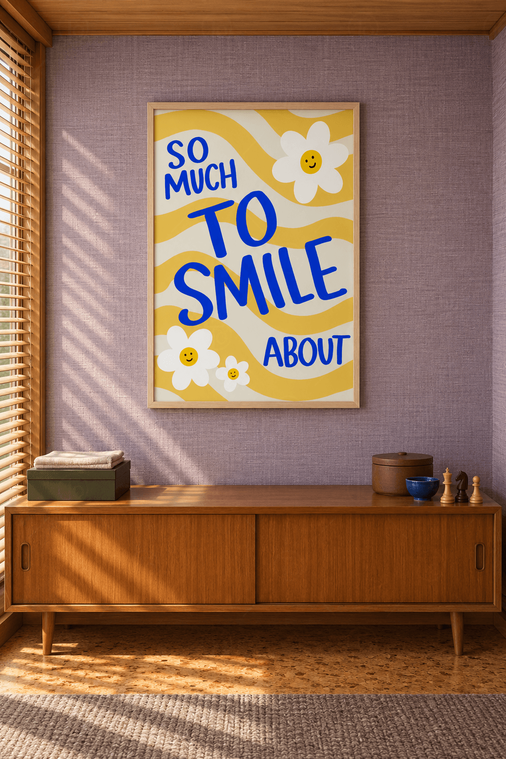 Ahşap çerçeveli motivasyon tablosu — sarı-krem dalgalar üstünde mavi So Much to Smile About yazısı ve gülen papatyalar