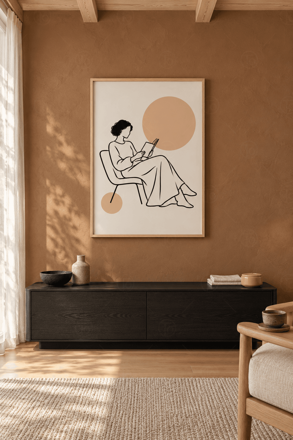 Ahşap çerçeveli line-art tablo — krem zeminde koltukta kitap okuyan kıvırcık saçlı kadın ve iki şeftali tonlu daire