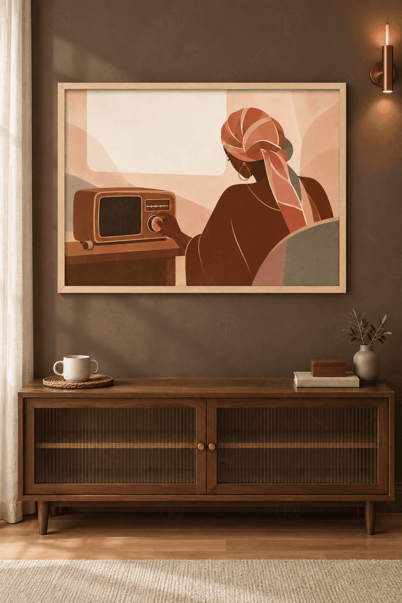 Ahşap çerçeveli retro radyo tablosu — şeftali tonlu odada radyonun düğmesini çeviren sarıklı kadın
