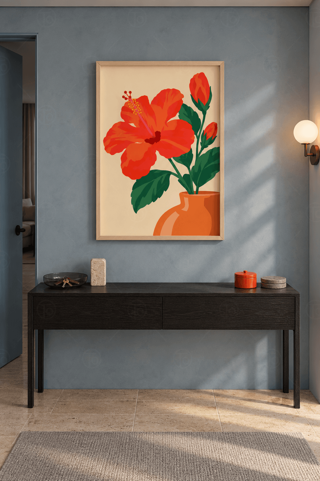 Ahşap çerçeveli hibiskus tablosu — krem zeminde kırmızı-turuncu iri çiçek, iki tomurcuk ve parlak turuncu vazo