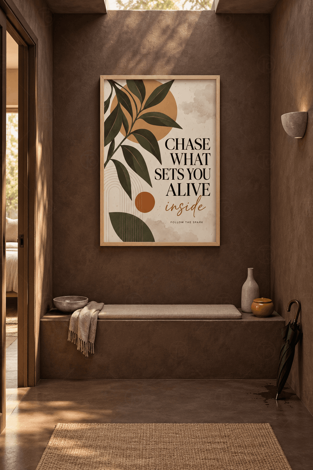 Ahşap çerçeveli motivasyon tablosu — krem zeminde siyah CHASE WHAT SETS YOU ALIVE yazısı, hardal güneş ve yapraklı dal