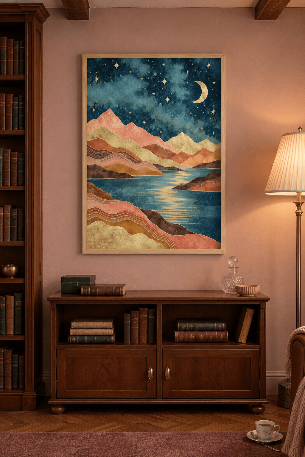 Ahşap çerçeveli gece manzarası tablosu — yıldızlı gökte altın hilal, pembe katmanlı dağlar ve ışıltılı göl