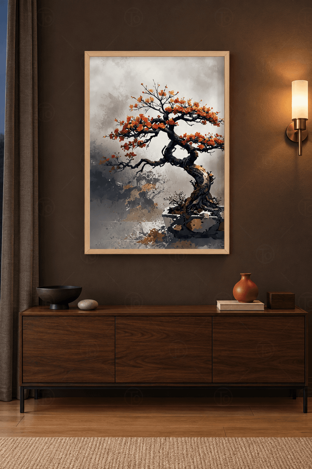 Ahşap çerçeveli botanik tablo — gri sisli mürekkep zemininde kızıl ve turuncu çiçekli bonsai ve sola kıvrılan gövde