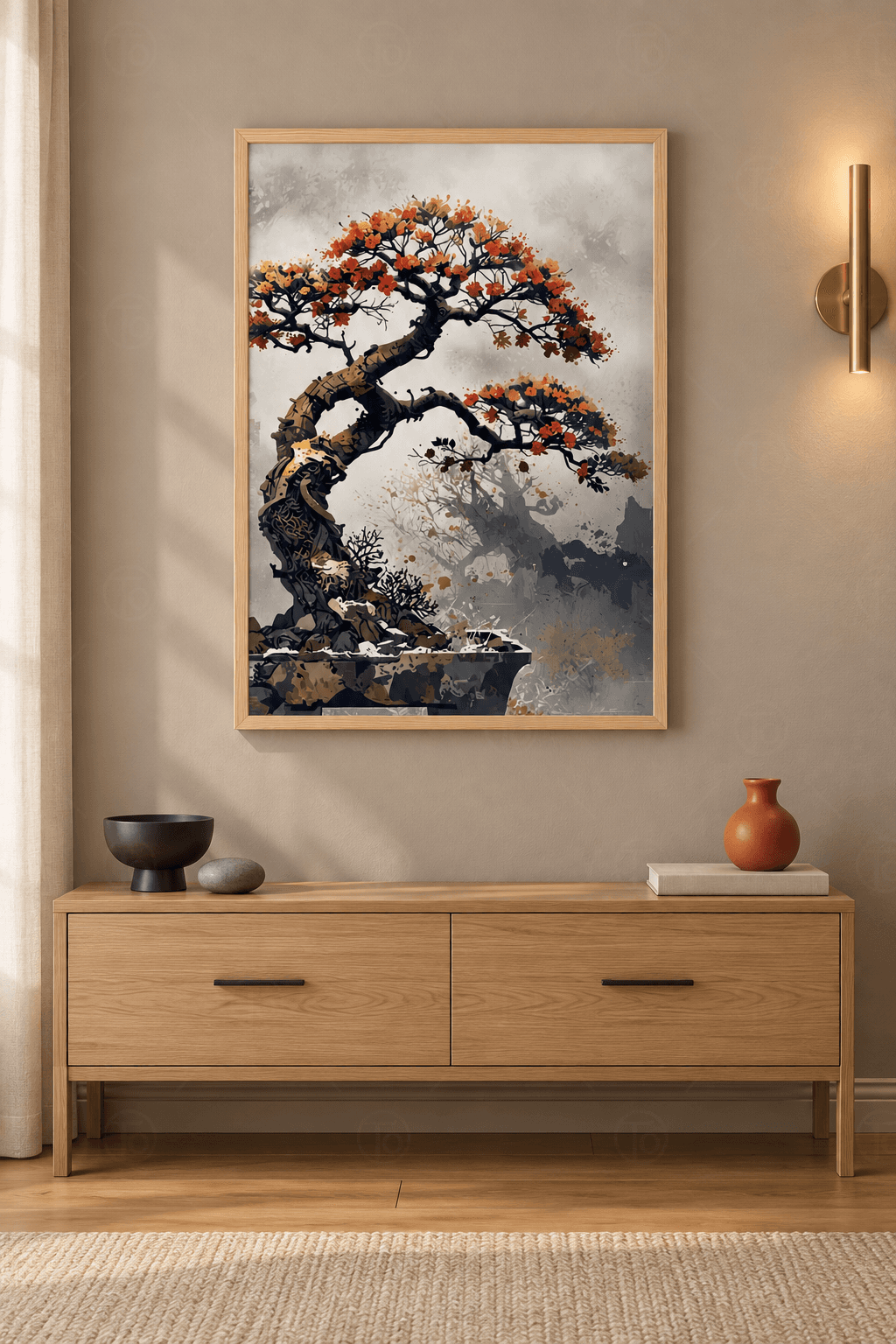 Ahşap çerçeveli botanik tablo — gri mürekkep sisinde kalın kıvrımlı gövdeli yaşlı bonsai ve kızıl turuncu çiçekli dallar