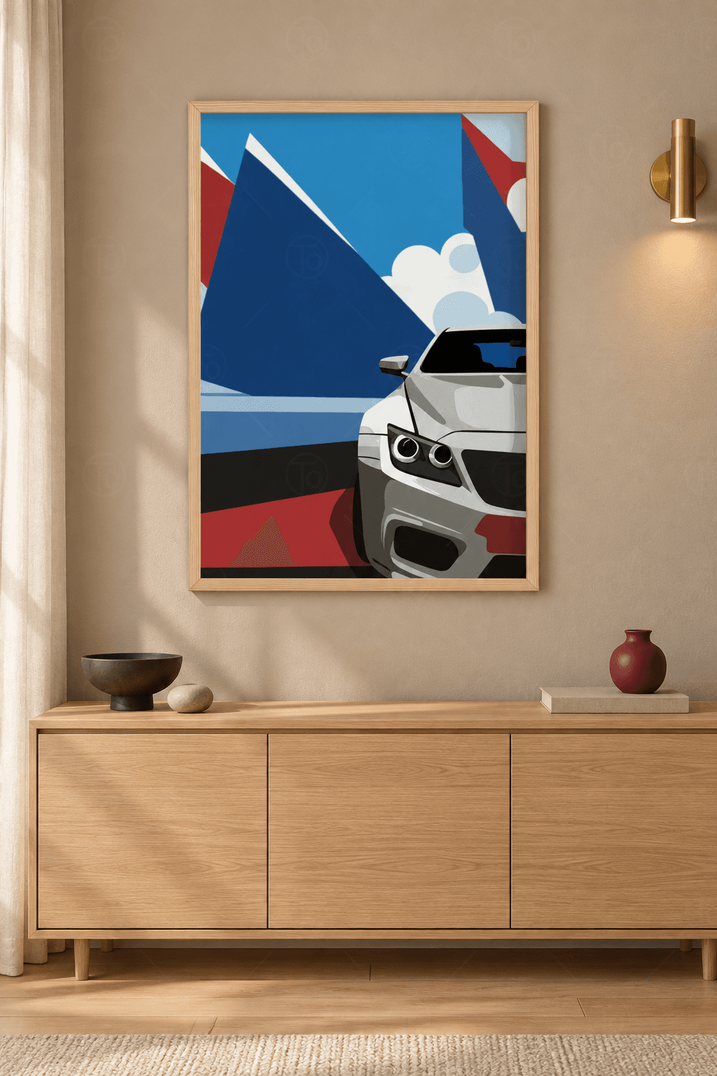 Ahşap çerçeveli araç tablosu — kırmızı, lacivert ve beyaz geometrik alanlar üzerinde beyaz spor otomobilin kaputu ve farları