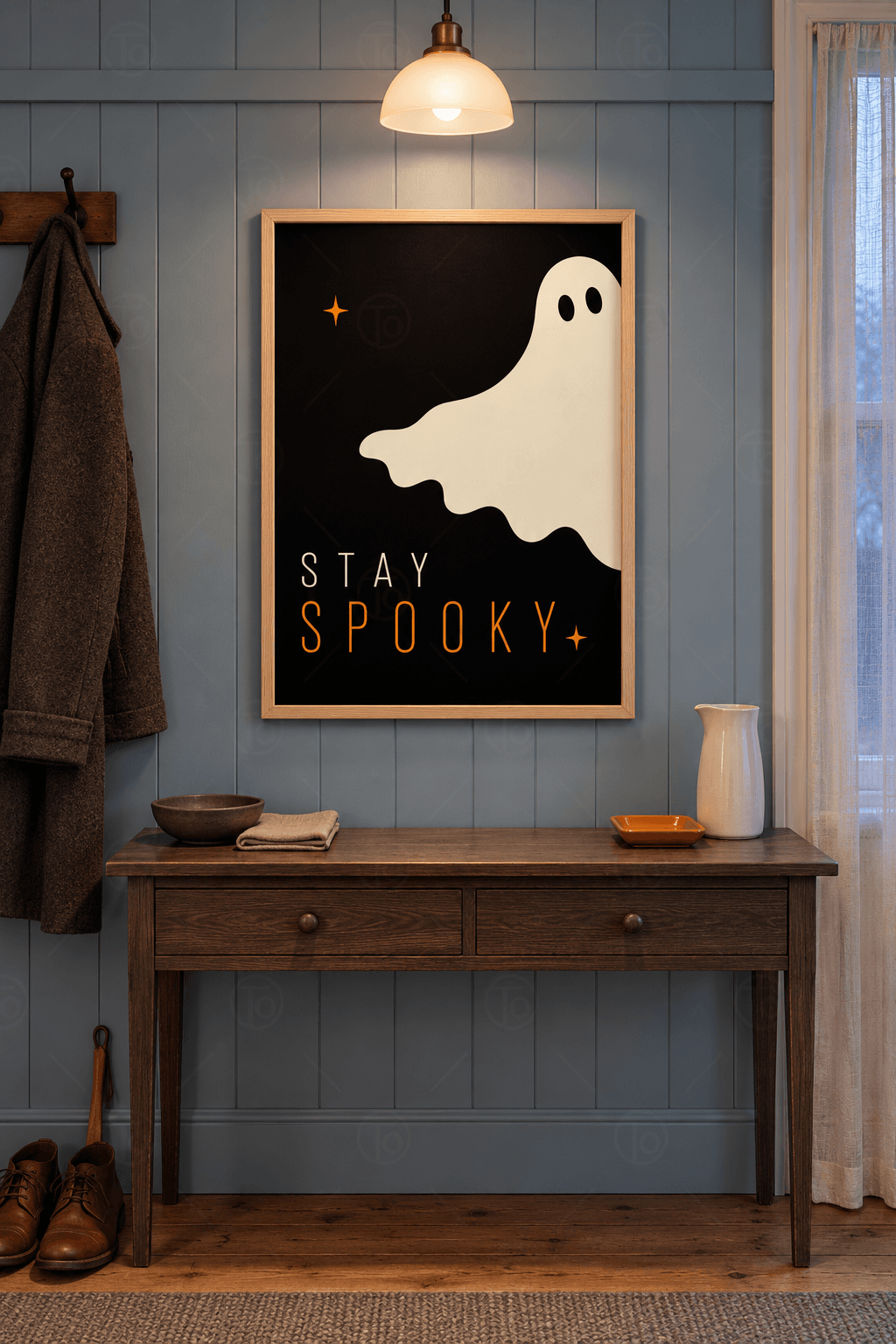 Ahşap çerçeveli Stay Spooky tablosu — siyah zeminde sağ kenardan süzülen krem hayalet ve ince beyaz, turuncu harfler