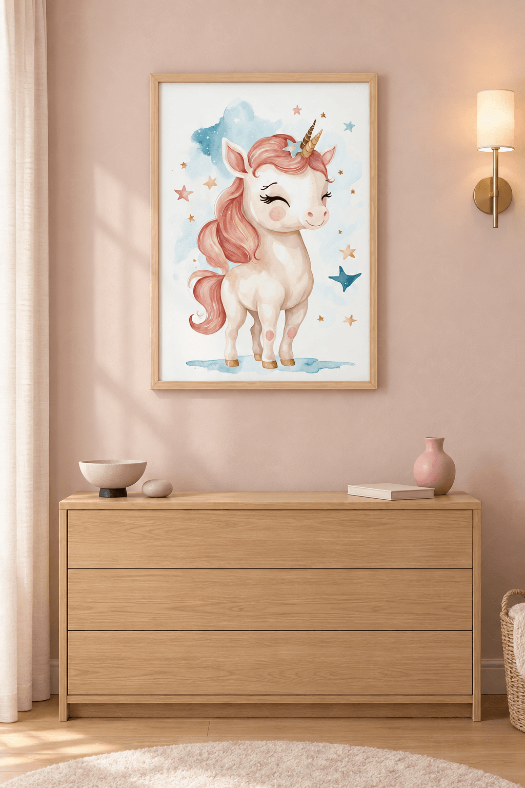 Ahşap çerçeveli masal tablosu — açık mavi ve krem lekelerin önünde altın boynuzlu, pembe yeleli beyaz unicorn yavrusu