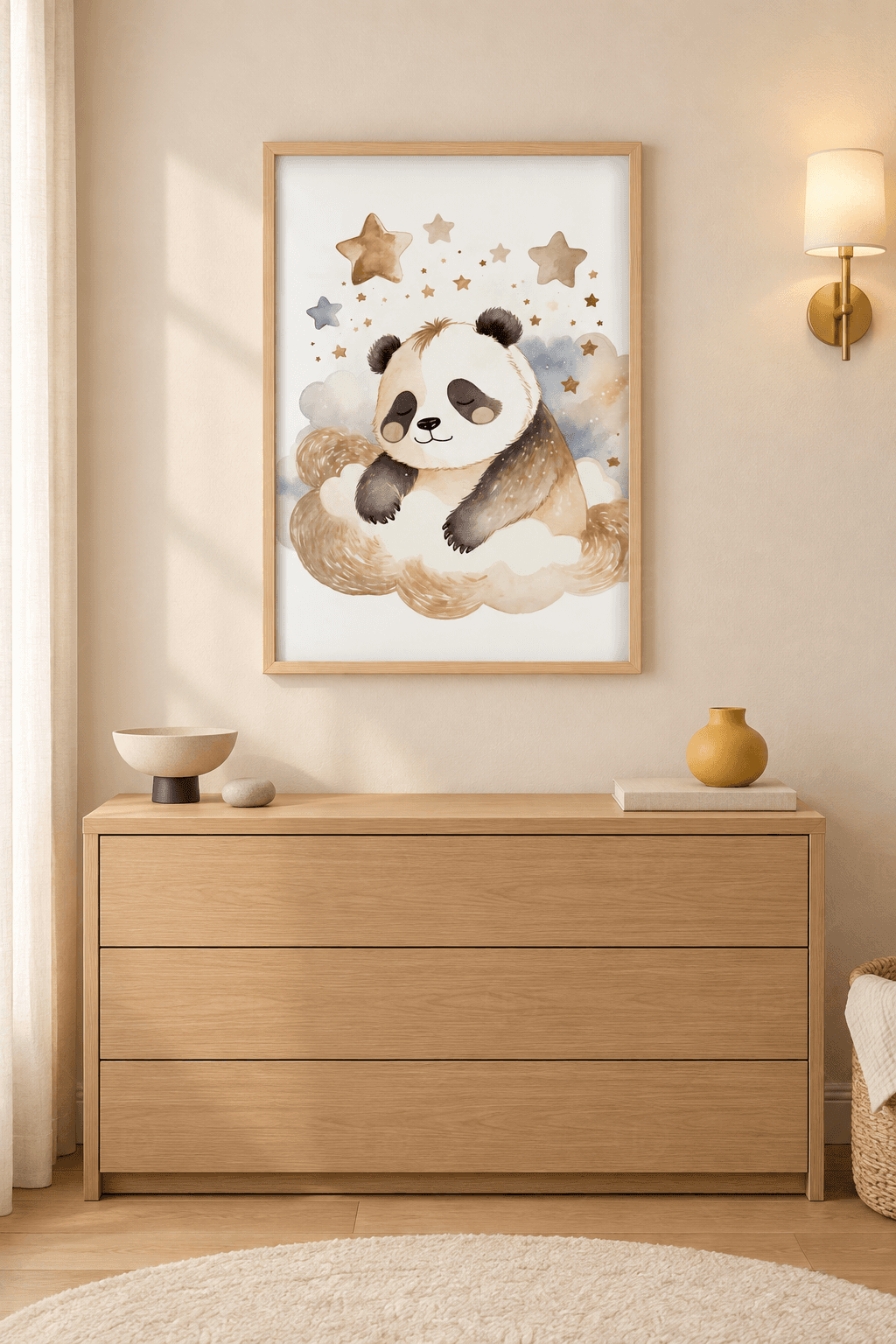Ahşap çerçeveli çocuk tablosu — açık mavi zeminde altın kabarık bulutta uzanmış uyuyan panda ve pastel yıldızlar