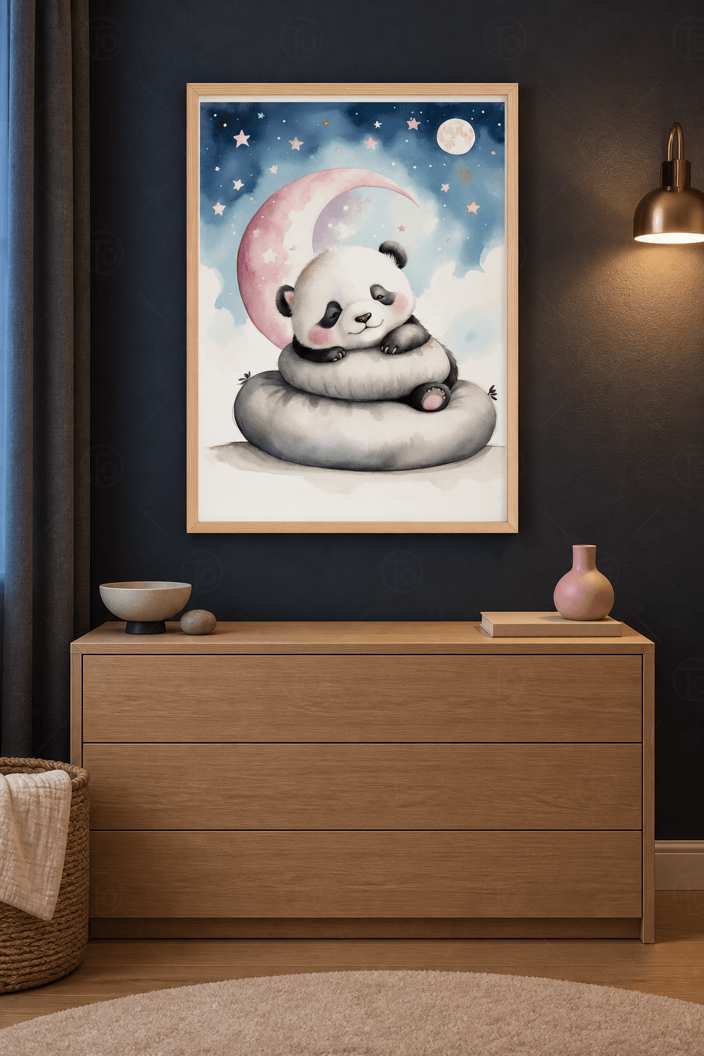 Ahşap çerçeveli panda tablosu — yıldızlı gecede pembe hilal ve gri minderde uyuyan panda yavrusu